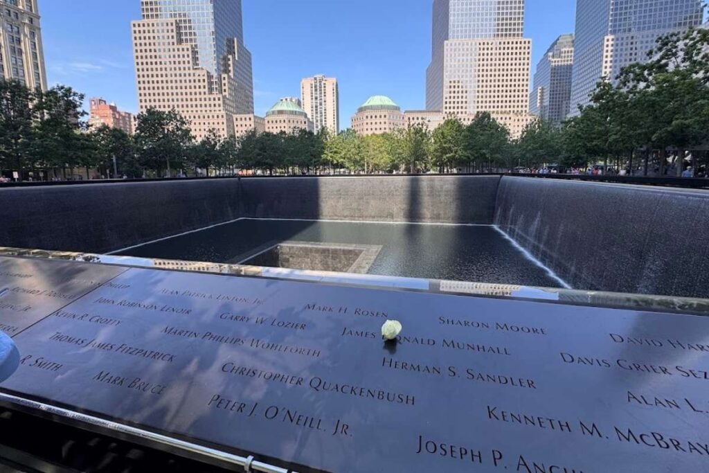 reflection pools en la plaza memorial